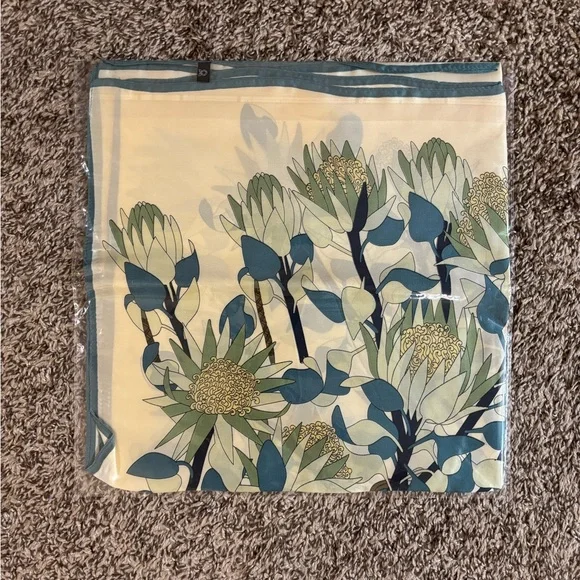 BRAND NEW Scarf in Floral Pattern - Picture 2 of 5